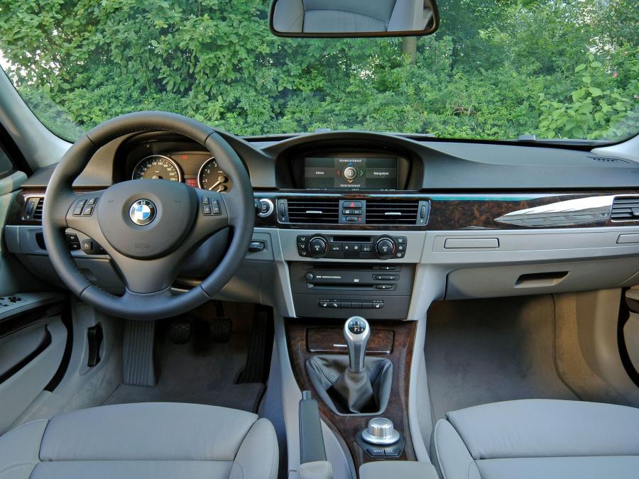  BMW 325i Touring 2006 года  (фото 4 из 16)